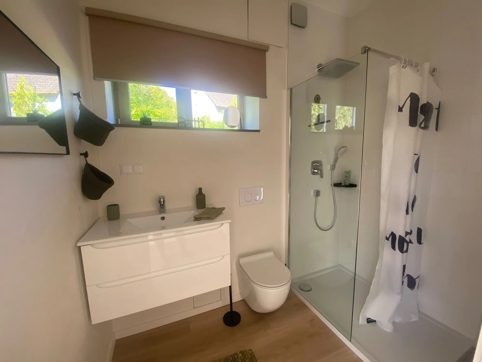 Bad mit Waschtisch, WC und bodengleicher Dusche